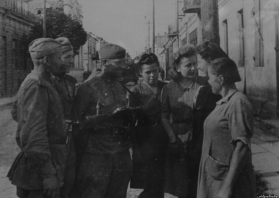 Н.-Решетников-и-его-однополчане-беседуют-с-жительницами-Гродно-16-июля-1944-г.-1024x740