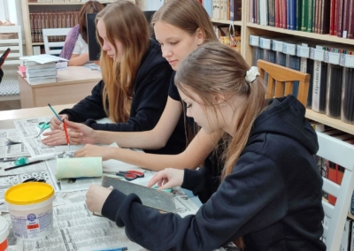 Юные сотрудники библиотеки осваивают азы книжной реставрации.